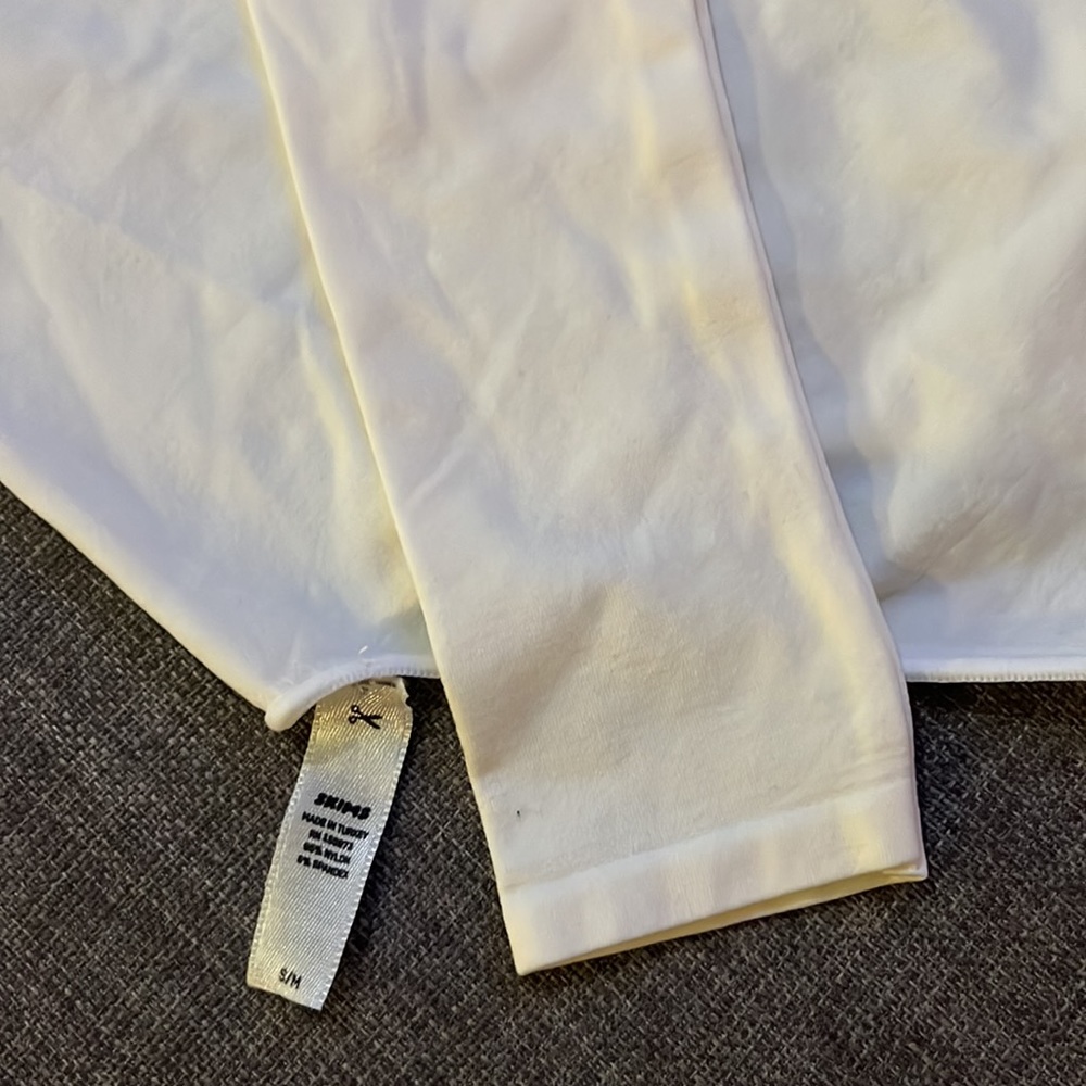 Skims Essential Mock Neck Long Sleeve Bodysuit - Picture 5 of 8
